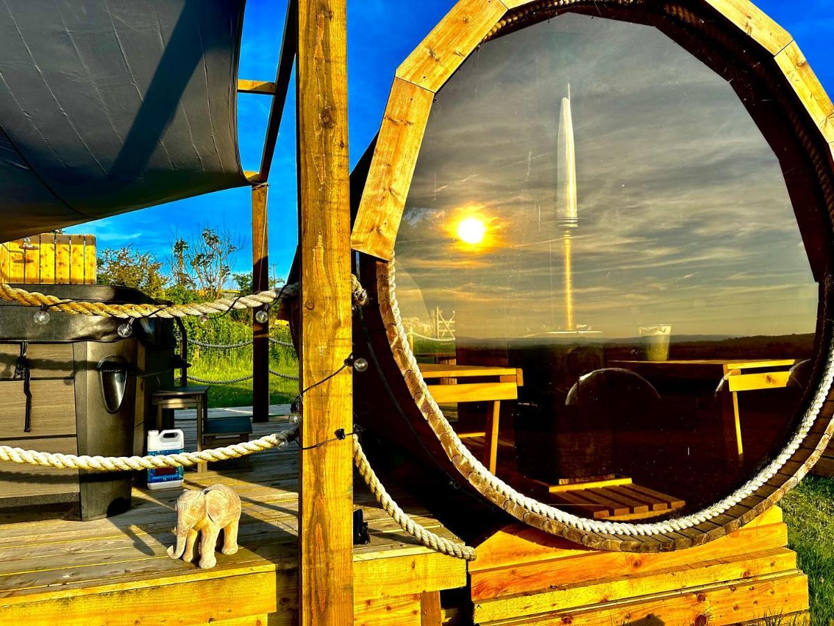 فندق Deerstone Glamping-Pinhaw Beacon Dome Hot Tub Earby المظهر الخارجي الصورة