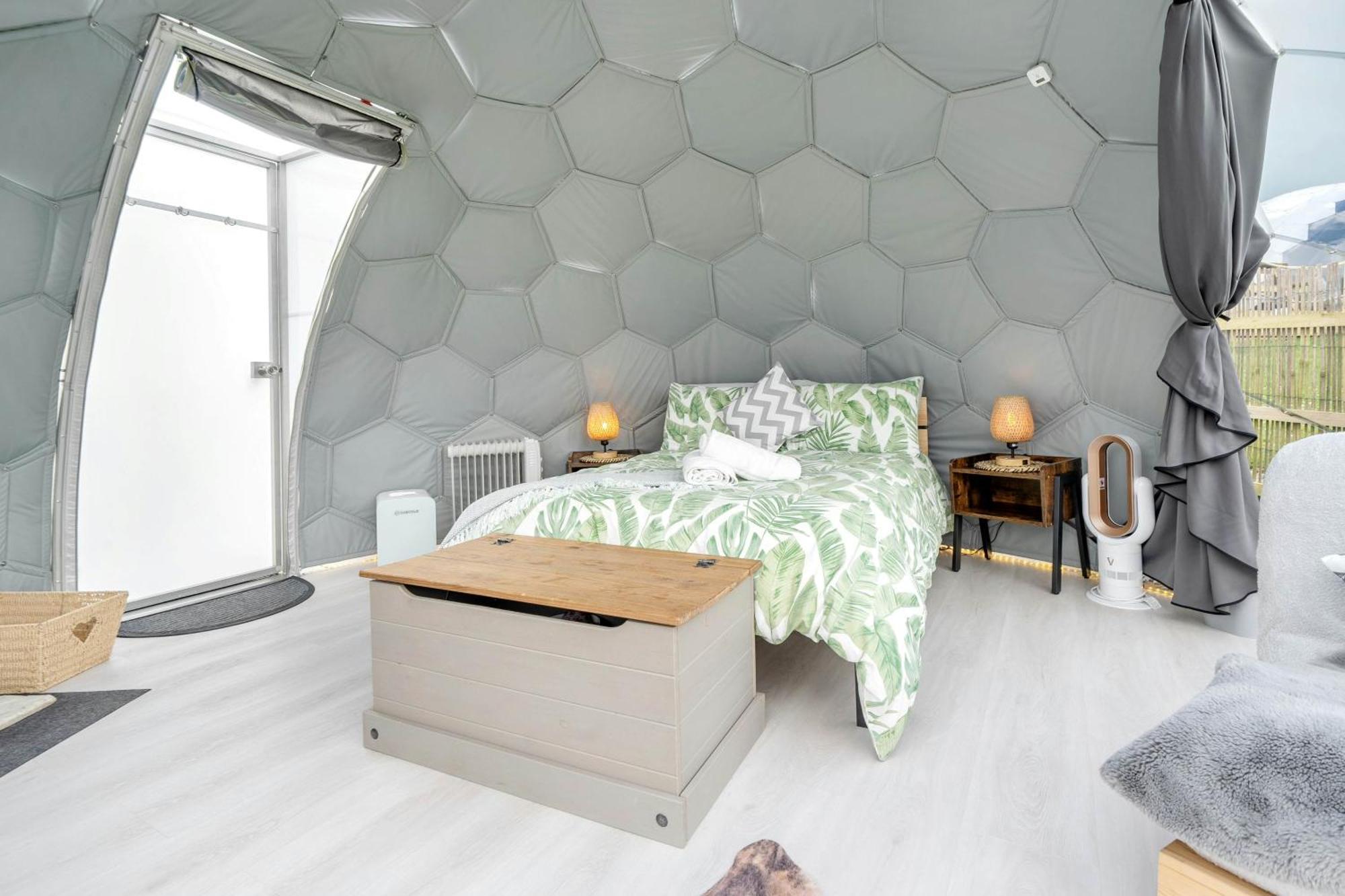 فندق Deerstone Glamping-Pinhaw Beacon Dome Hot Tub Earby المظهر الخارجي الصورة
