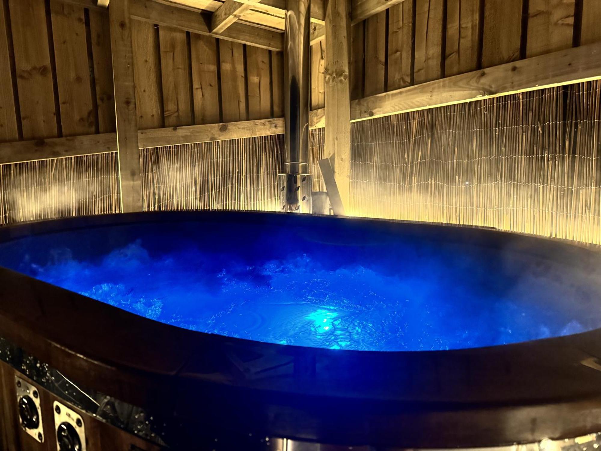 فندق Deerstone Glamping-Pinhaw Beacon Dome Hot Tub Earby المظهر الخارجي الصورة